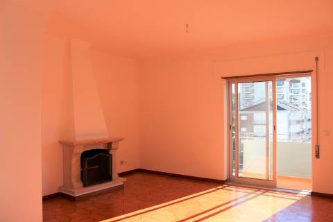 Apartamento T3 / Varandas / Elevador / Lugar de garagem / Sótão/ Cruz d´Areia / Leiria