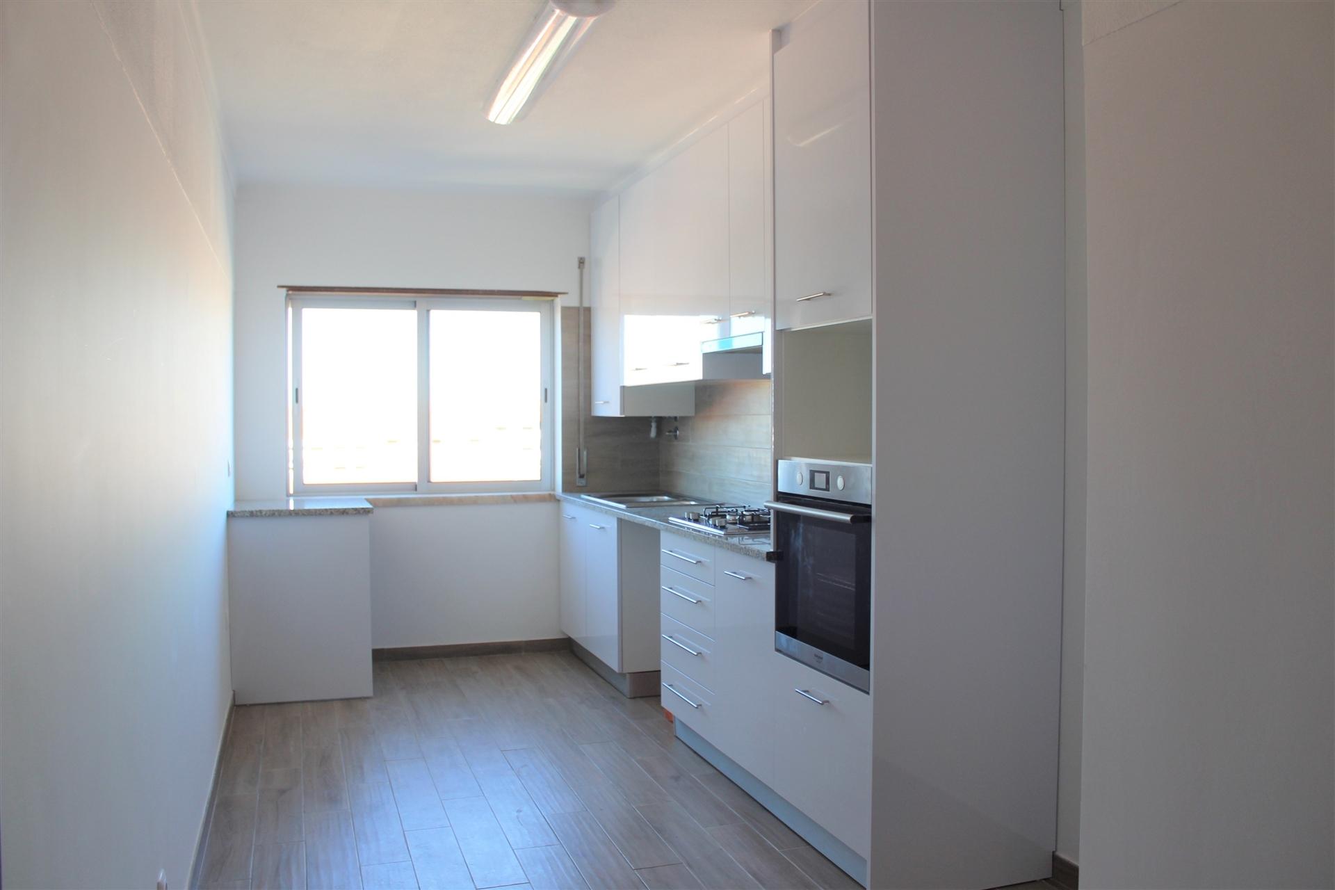 Apartamento T3 / Varandas / Elevador / Lugar de garagem / Sótão/ Cruz d´Areia / Leiria