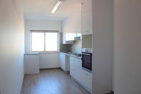 Apartamento T3 / Varandas / Elevador / Lugar de garagem / Sótão/ Cruz d´Areia / Leiria
