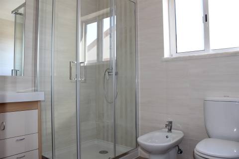 Apartamento T3 / Varandas / Elevador / Lugar de garagem / Sótão/ Cruz d´Areia / Leiria