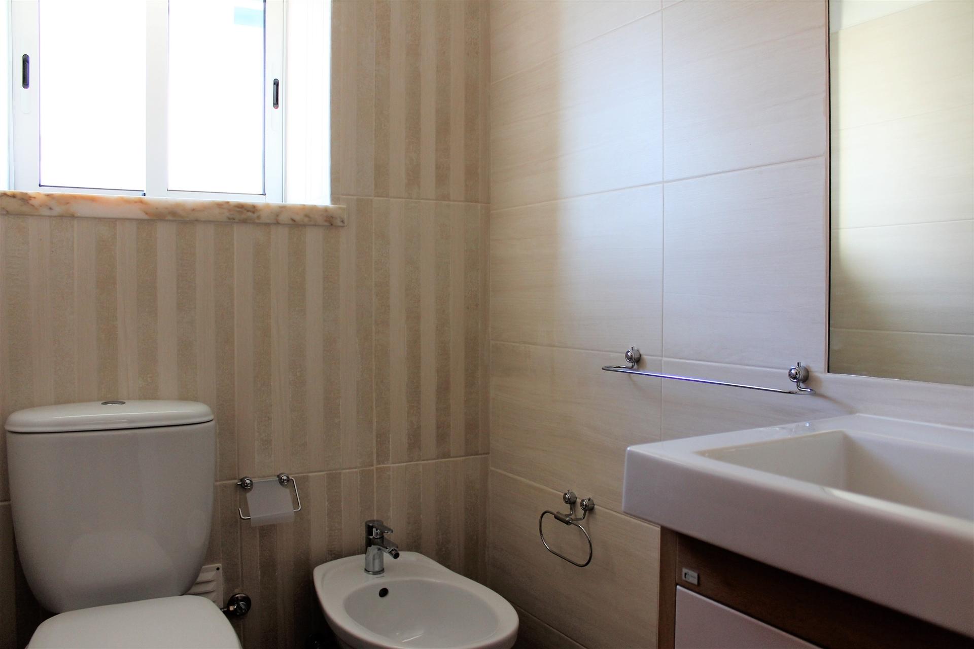 Apartamento T3 / Varandas / Elevador / Lugar de garagem / Sótão/ Cruz d´Areia / Leiria