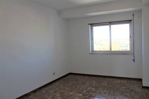 Apartamento T3 / Varandas / Elevador / Lugar de garagem / Sótão/ Cruz d´Areia / Leiria