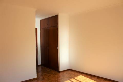 Apartamento T3 / Varandas / Elevador / Lugar de garagem / Sótão/ Cruz d´Areia / Leiria