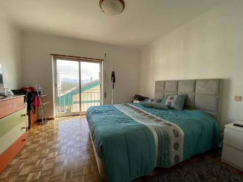 Apartamento T3 / Varandas / Elevador / Lugar de garagem / Sótão/ Cruz d´Areia / Leiria