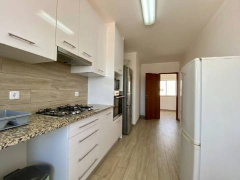 Apartamento T3 / Varandas / Elevador / Lugar de garagem / Sótão/ Cruz d´Areia / Leiria