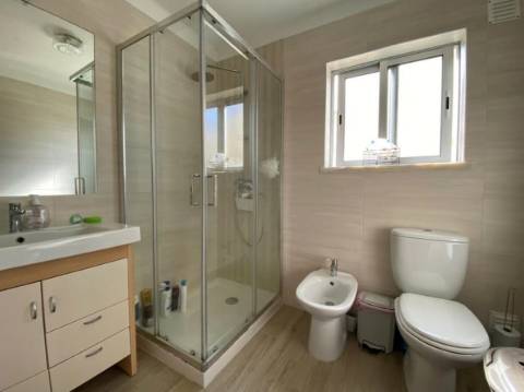 Apartamento T3 / Varandas / Elevador / Lugar de garagem / Sótão/ Cruz d´Areia / Leiria