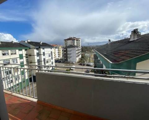Apartamento T3 / Varandas / Elevador / Lugar de garagem / Sótão/ Cruz d´Areia / Leiria