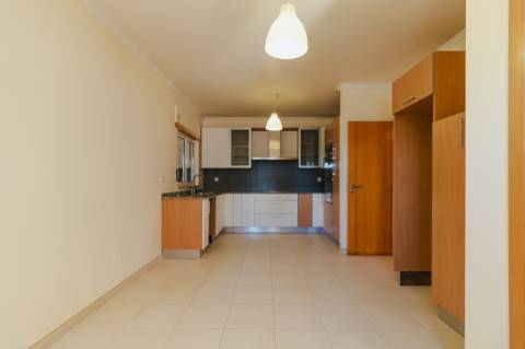 Arrendamento / Moradia T3 / Garagem / Terraço / Churrasqueira / Andrinos