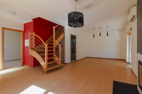 Arrendamento / Moradia T3 / Garagem / Terraço / Churrasqueira / Andrinos