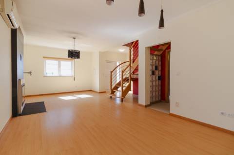 Arrendamento / Moradia T3 / Garagem / Terraço / Churrasqueira / Andrinos