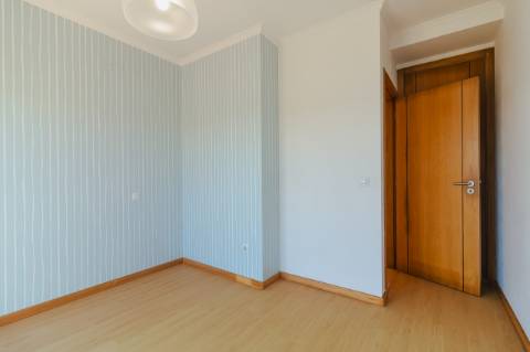 Arrendamento / Moradia T3 / Garagem / Terraço / Churrasqueira / Andrinos