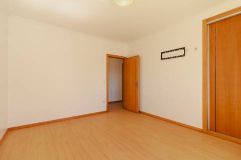 Arrendamento / Moradia T3 / Garagem / Terraço / Churrasqueira / Andrinos