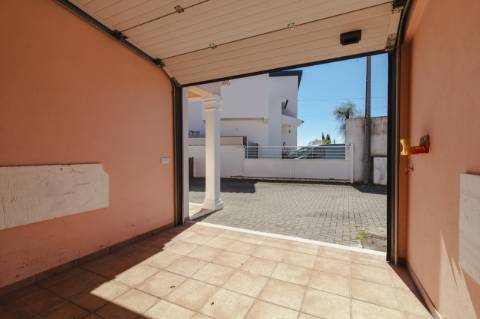 Arrendamento / Moradia T3 / Garagem / Terraço / Churrasqueira / Andrinos