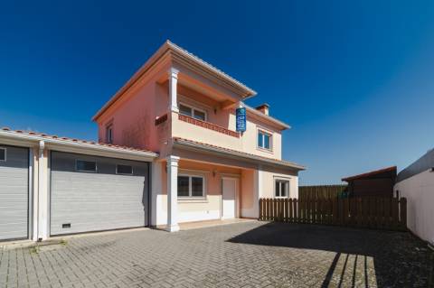 Arrendamento / Moradia T3 / Garagem / Terraço / Churrasqueira / Andrinos