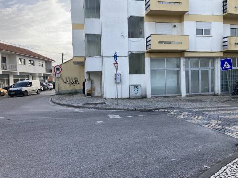 Loja / Viabilidade Apartamento / Marinha Grande