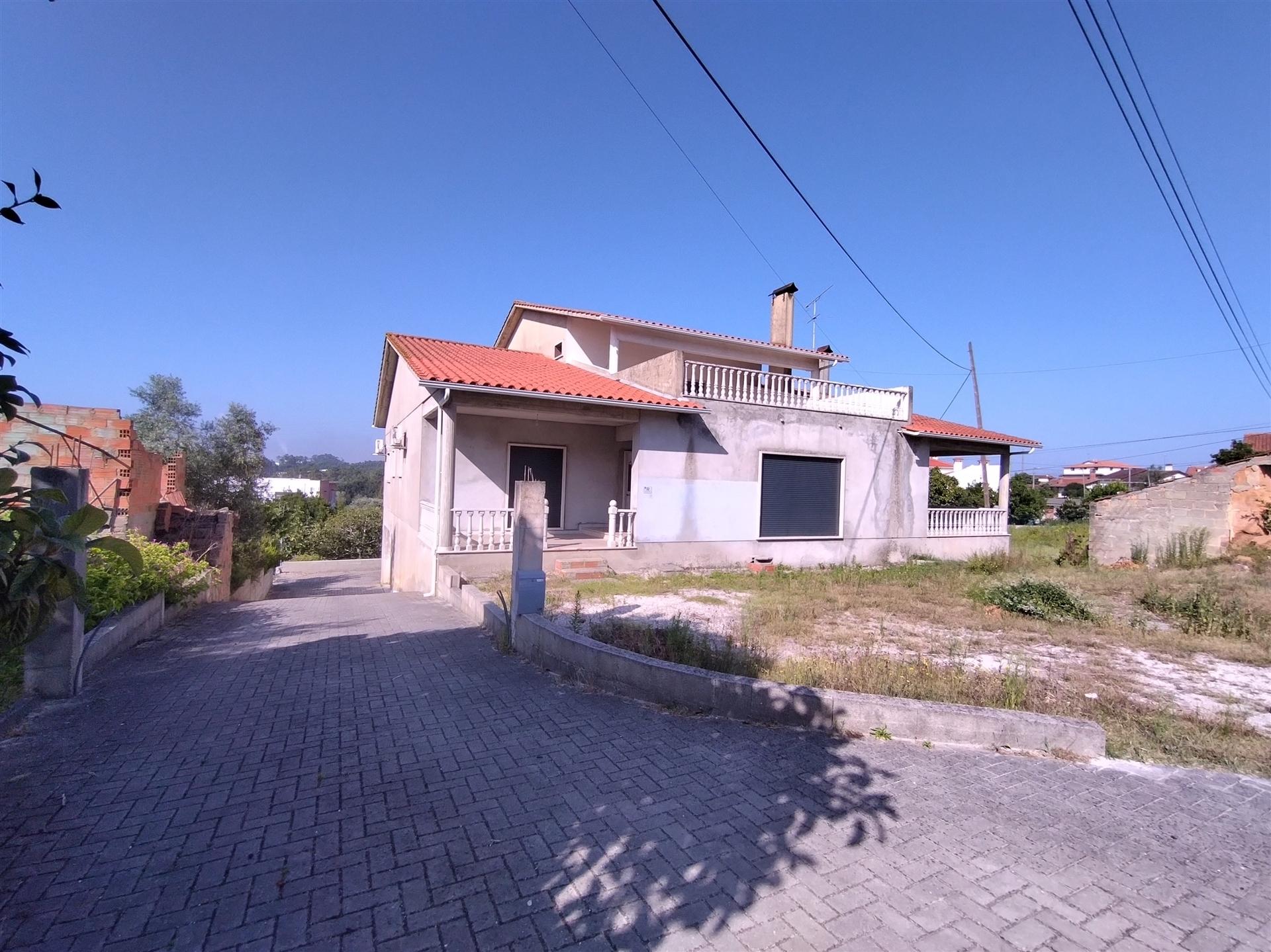 Moradia T3 + 2 / Garagem ampla/ Terraços / varandas/ Meirinhas / Pombal