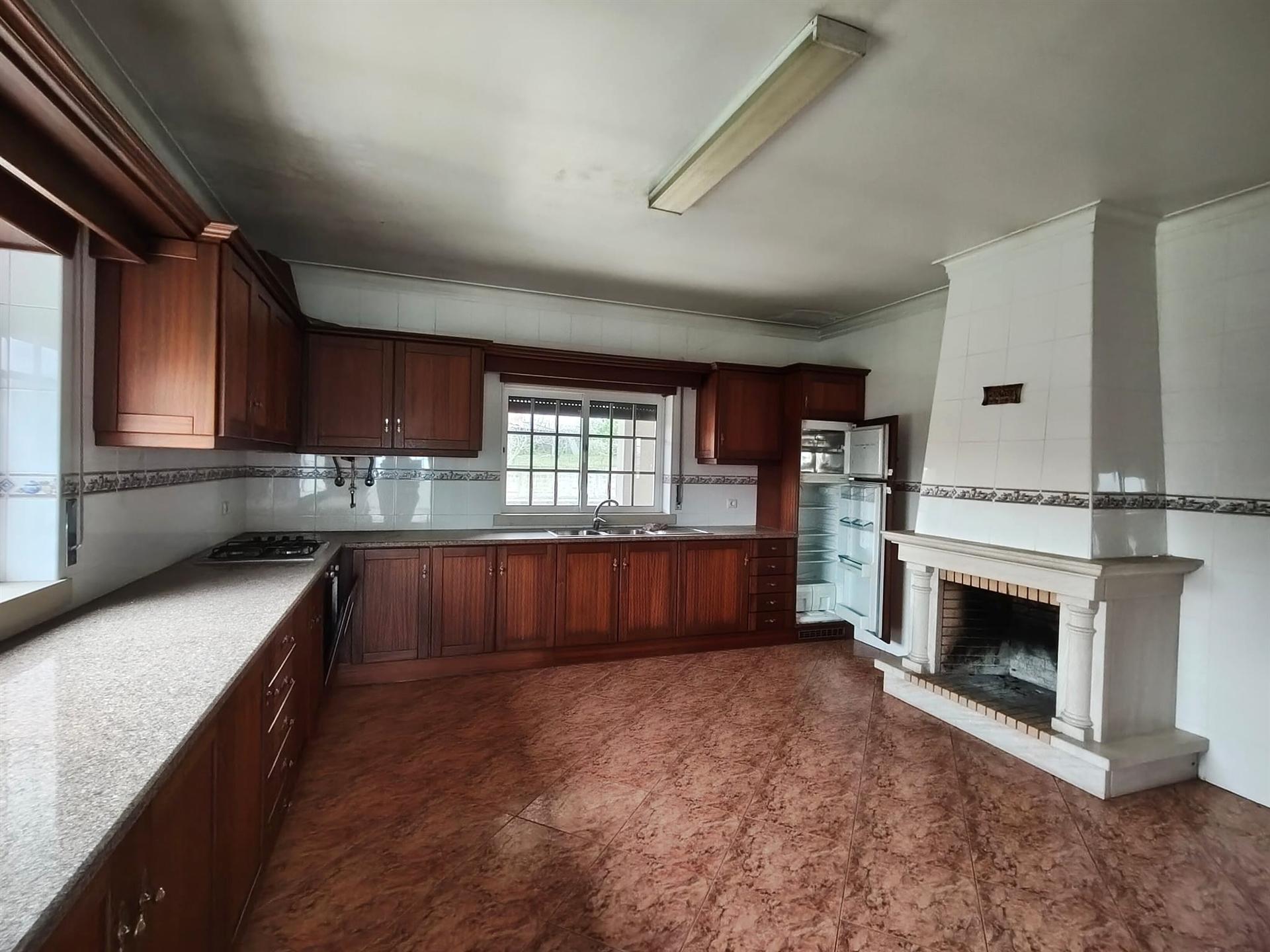 Moradia T3 + 2 / Garagem ampla/ Terraços / varandas/ Meirinhas / Pombal