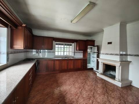 Moradia T3 + 2 / Garagem ampla/ Terraços / varandas/ Meirinhas / Pombal