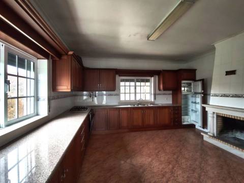 Moradia T3 + 2 / Garagem ampla/ Terraços / varandas/ Meirinhas / Pombal