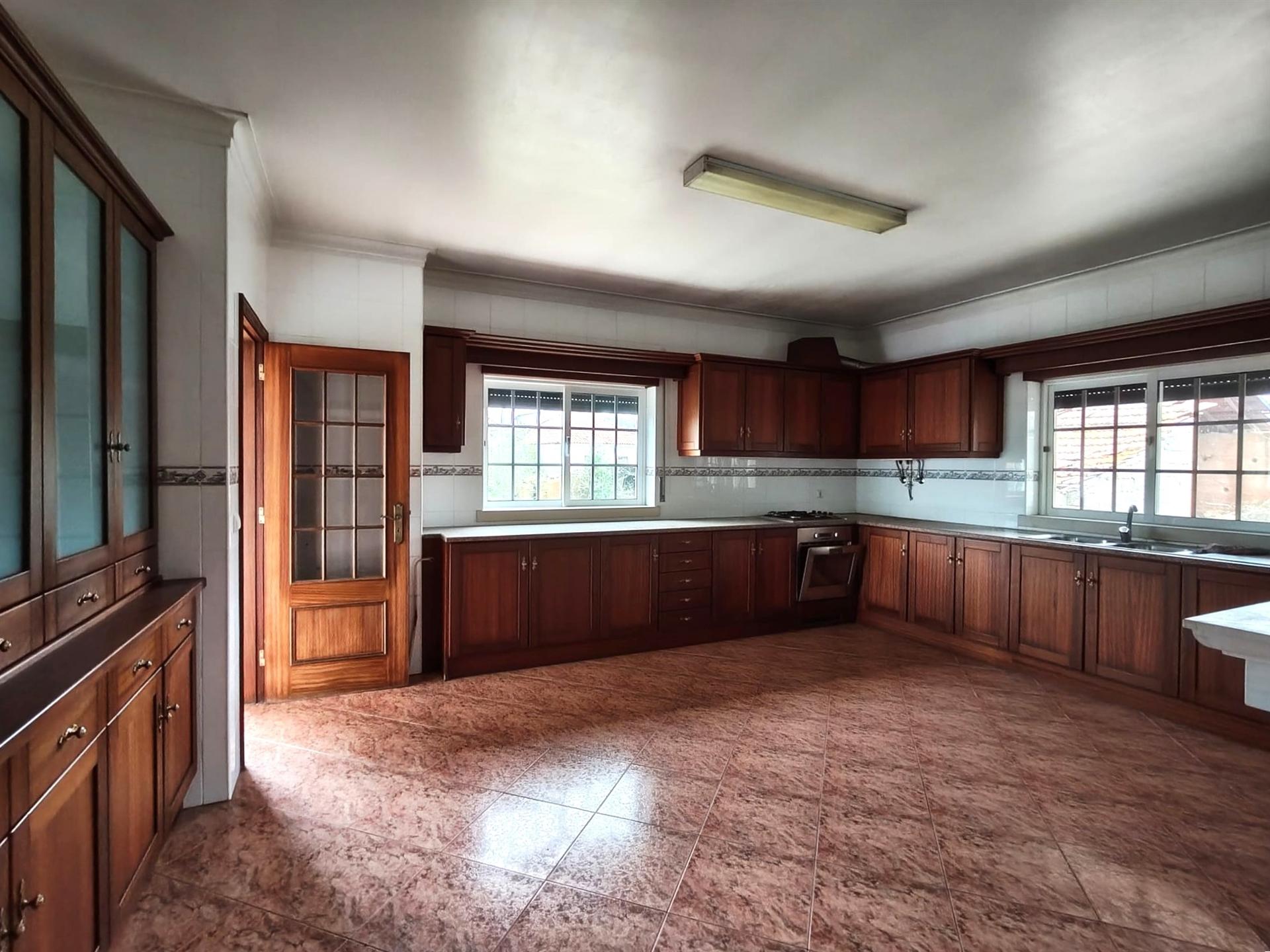 Moradia T3 + 2 / Garagem ampla/ Terraços / varandas/ Meirinhas / Pombal