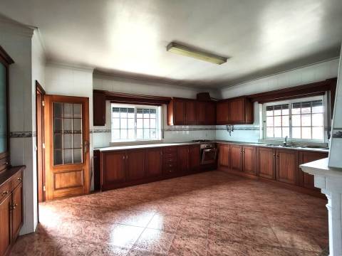 Moradia T3 + 2 / Garagem ampla/ Terraços / varandas/ Meirinhas / Pombal