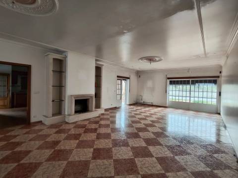 Moradia T3 + 2 / Garagem ampla/ Terraços / varandas/ Meirinhas / Pombal