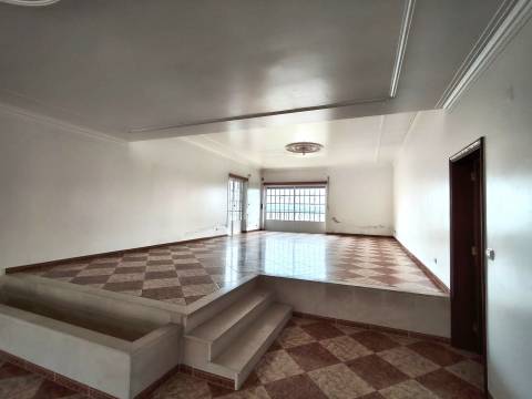 Moradia T3 + 2 / Garagem ampla/ Terraços / varandas/ Meirinhas / Pombal