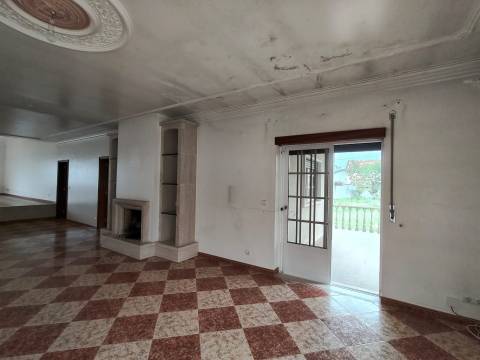 Moradia T3 + 2 / Garagem ampla/ Terraços / varandas/ Meirinhas / Pombal