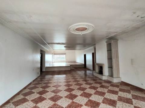 Moradia T3 + 2 / Garagem ampla/ Terraços / varandas/ Meirinhas / Pombal