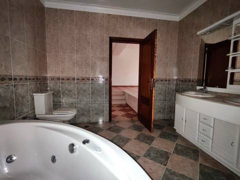 Moradia T3 + 2 / Garagem ampla/ Terraços / varandas/ Meirinhas / Pombal