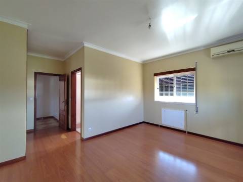 Moradia T3 + 2 / Garagem ampla/ Terraços / varandas/ Meirinhas / Pombal