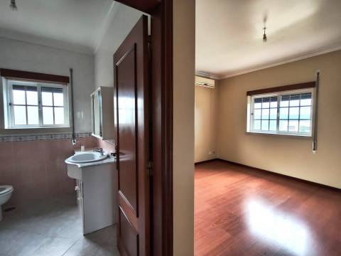 Moradia T3 + 2 / Garagem ampla/ Terraços / varandas/ Meirinhas / Pombal