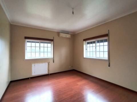 Moradia T3 + 2 / Garagem ampla/ Terraços / varandas/ Meirinhas / Pombal