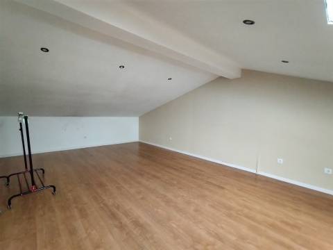 Moradia T3 + 2 / Garagem ampla/ Terraços / varandas/ Meirinhas / Pombal