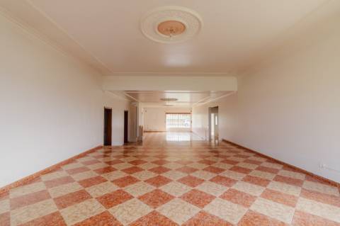 Moradia T3 + 2 / Garagem ampla/ Terraços / varandas/ Meirinhas / Pombal