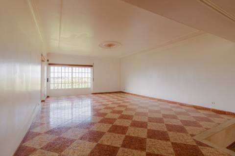 Moradia T3 + 2 / Garagem ampla/ Terraços / varandas/ Meirinhas / Pombal