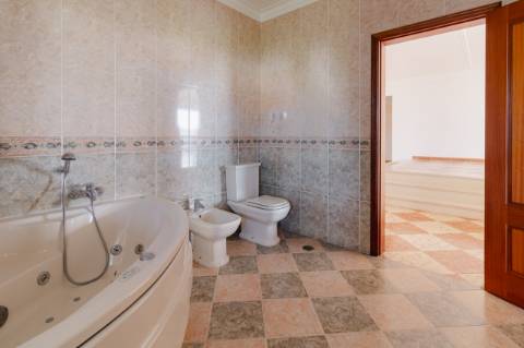 Moradia T3 + 2 / Garagem ampla/ Terraços / varandas/ Meirinhas / Pombal