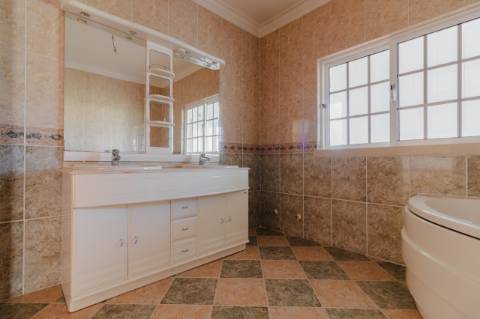 Moradia T3 + 2 / Garagem ampla/ Terraços / varandas/ Meirinhas / Pombal