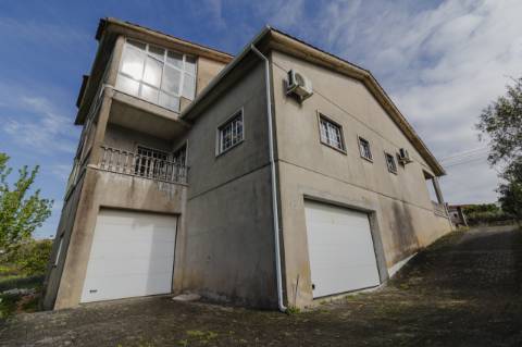 Moradia T3 + 2 / Garagem ampla/ Terraços / varandas/ Meirinhas / Pombal
