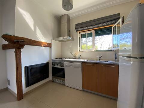 Arrendamento / Moradia T2 / Garagem / Terraço/ Terreno / Ortigosa / Leiria