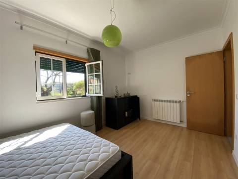 Arrendamento / Moradia T2 / Garagem / Terraço/ Terreno / Ortigosa / Leiria