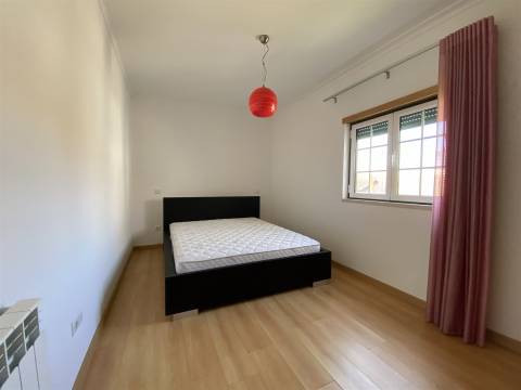 Arrendamento / Moradia T2 / Garagem / Terraço/ Terreno / Ortigosa / Leiria
