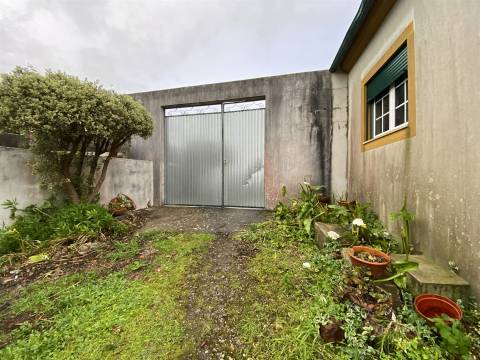 Arrendamento / Moradia T2 / Garagem / Terraço/ Terreno / Ortigosa / Leiria