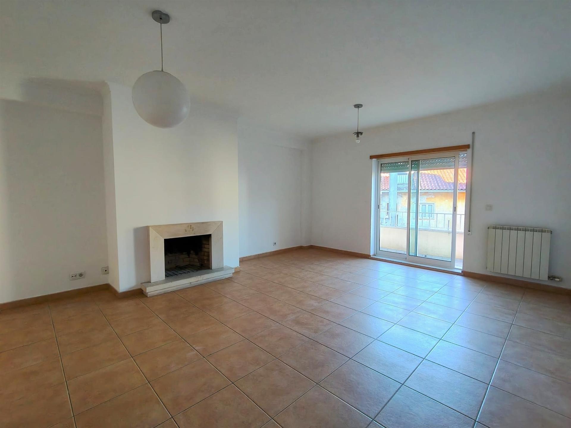 Apartamento T1 / Varanda / Garagem box / Leiria