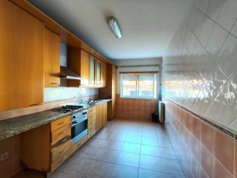 Apartamento T1 / Varanda / Garagem box / Leiria