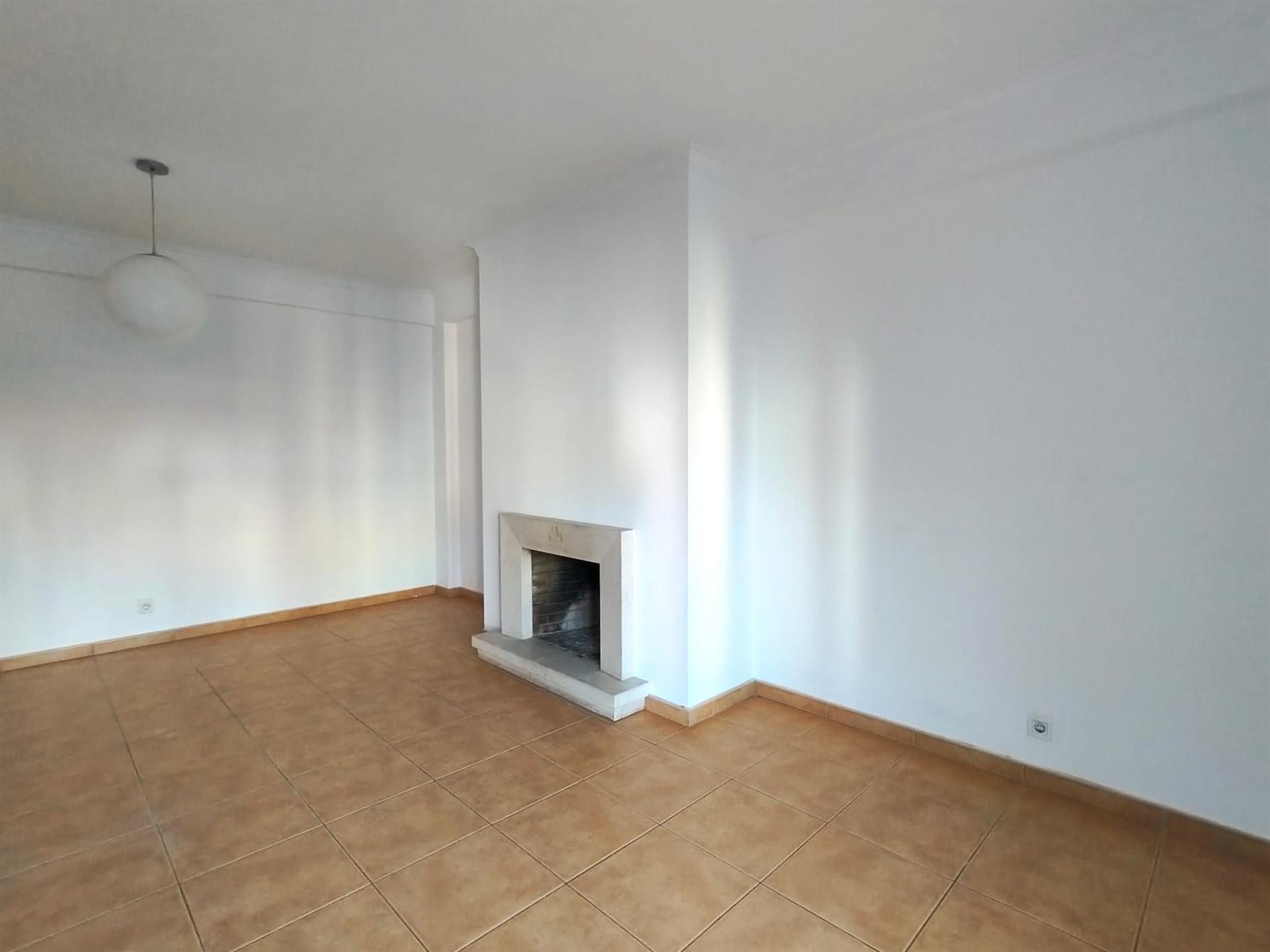 Apartamento T1 / Varanda / Garagem box / Leiria