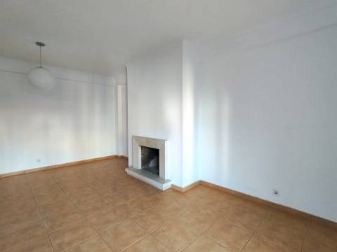 Apartamento T1 / Varanda / Garagem box / Leiria