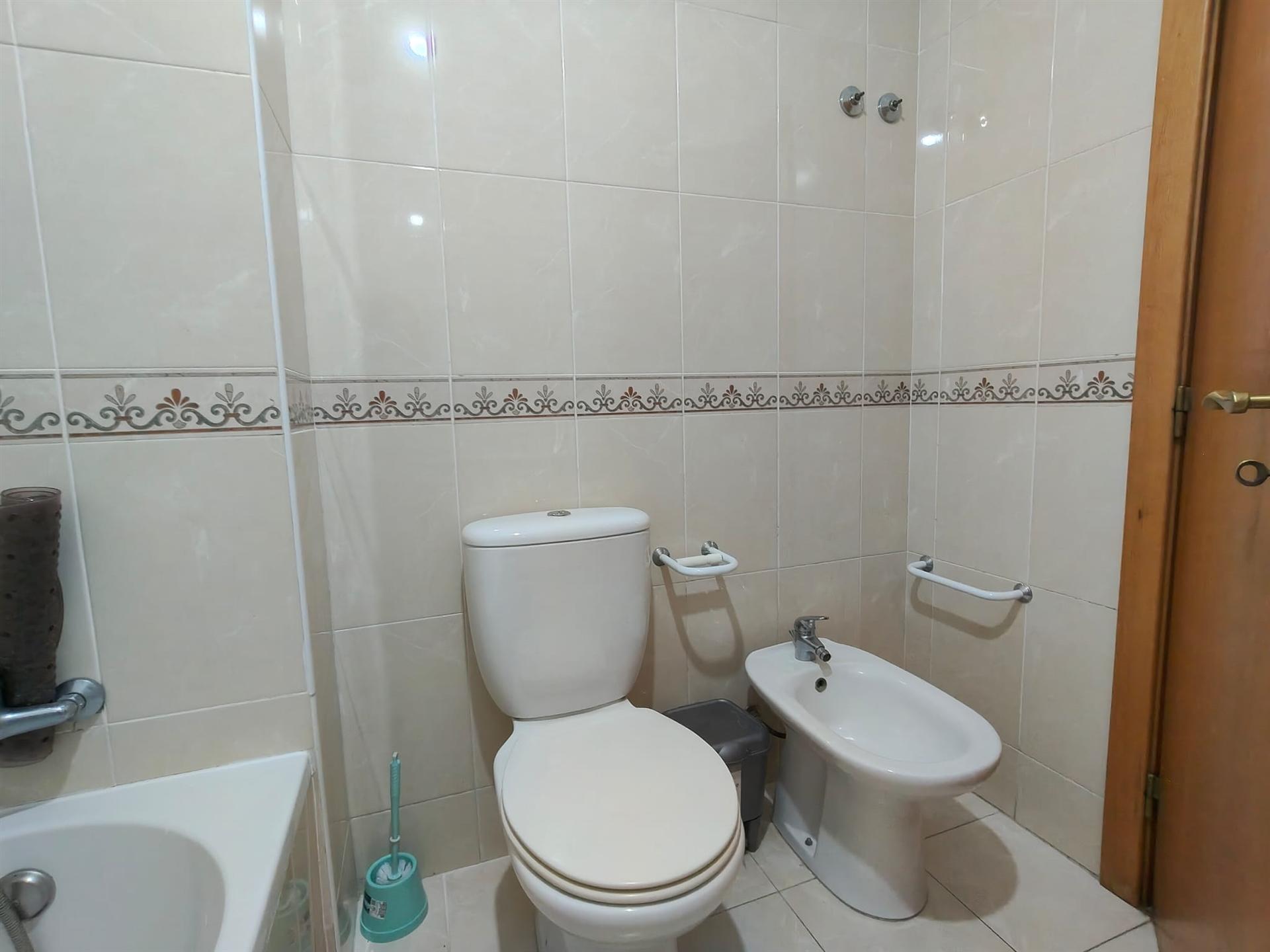 Apartamento T1 / Varanda / Garagem box / Leiria