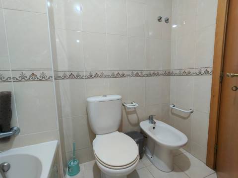Apartamento T1 / Varanda / Garagem box / Leiria