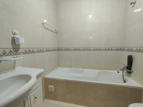 Apartamento T1 / Varanda / Garagem box / Leiria